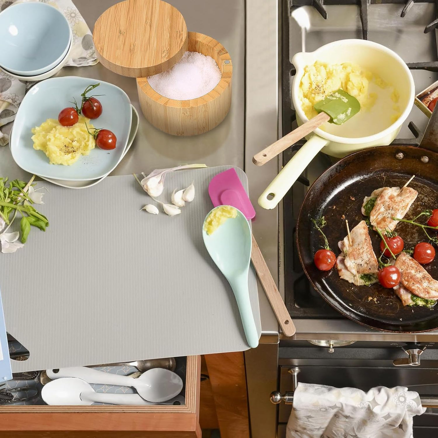 Elegant Bamboo Salt Box with Magnetic Swivel Lid - 8.5oz Round Spice Container for Secure and Durable Seasoning Storage and Organization