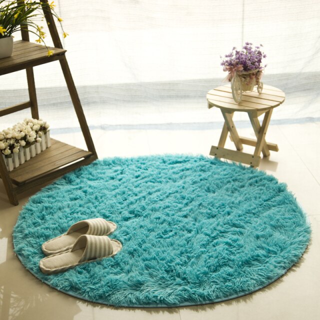 Cavira round shaggy faux fur rug with 4.5cm deep pile in various sizes and colors, featuring a non-slip latex base for indoor use.